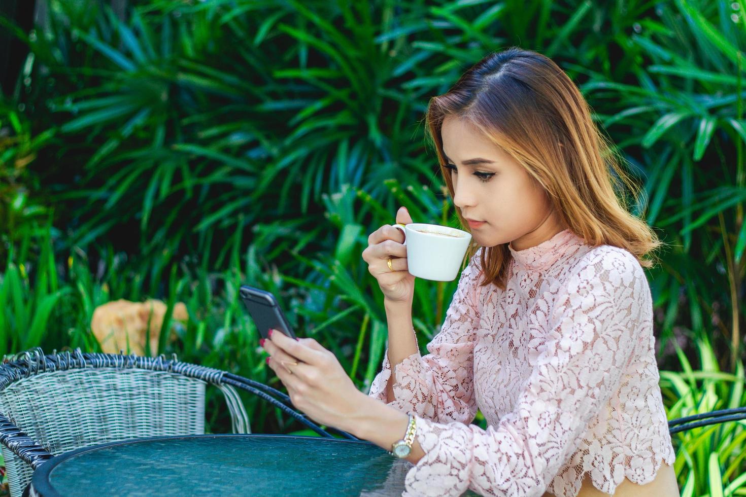 hombres y mujeres de negocios están usando teléfonos inteligentes móviles y táctiles para comunicarse y controlar a la gente de negocios en el fondo de la oficina foto