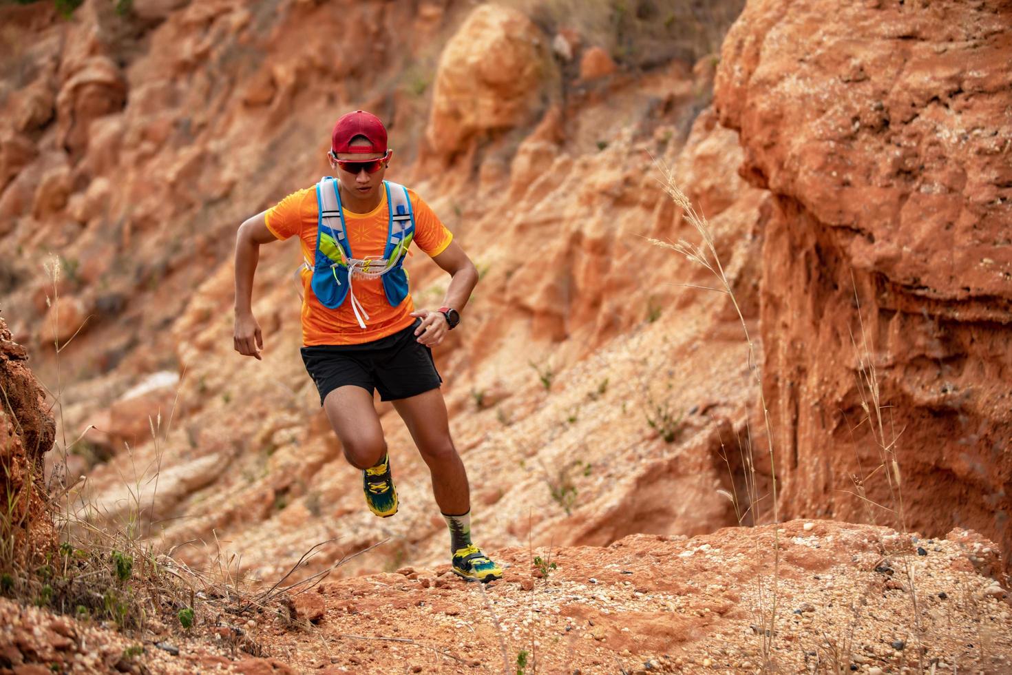 un hombre corredor de senderos. y pies de atleta con calzado deportivo para correr por las montañas foto