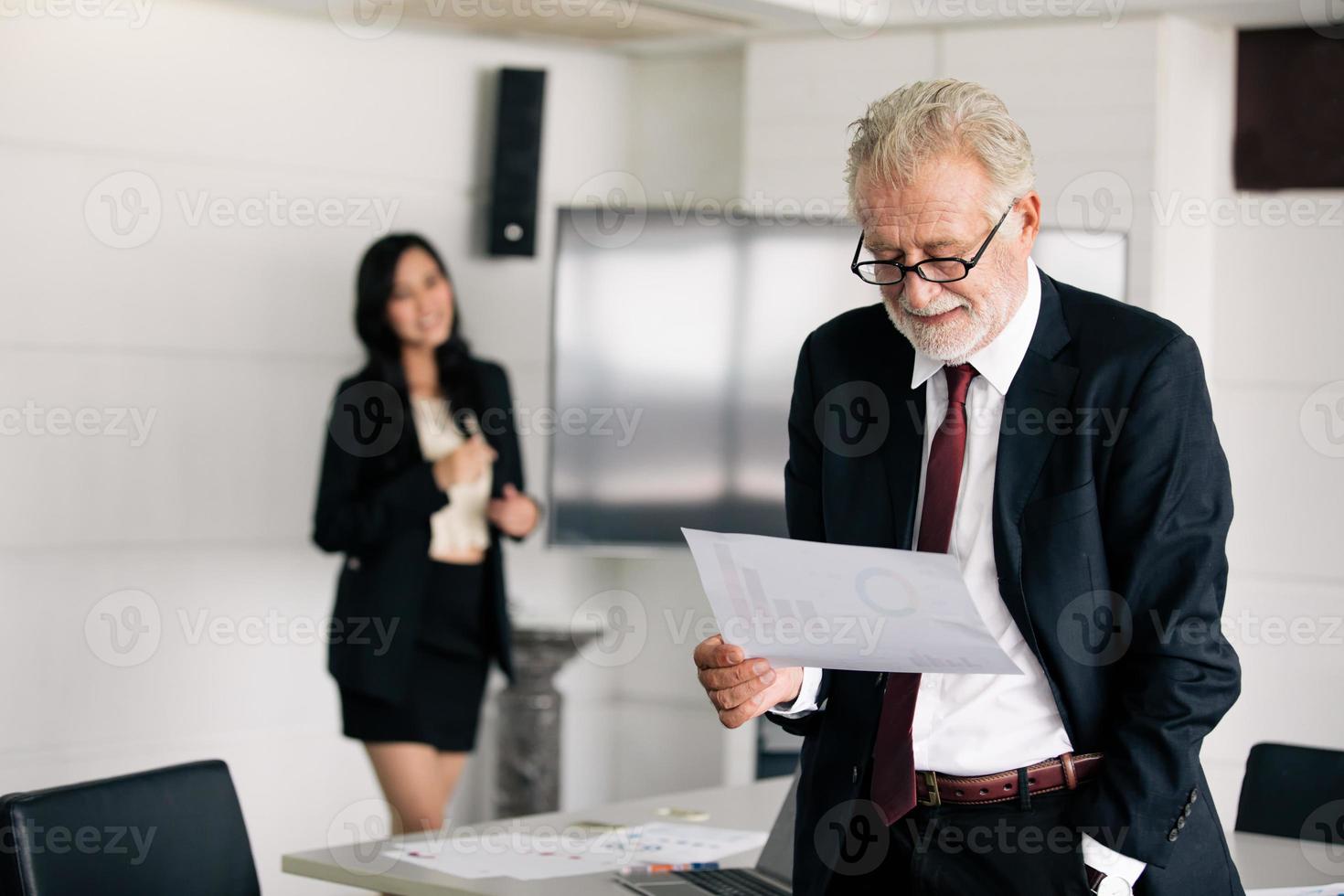 hombres de negocios con documentos para socios comerciales discutiendo y compartiendo ideas en reuniones y mujeres de negocios sonriendo felices por trabajar foto