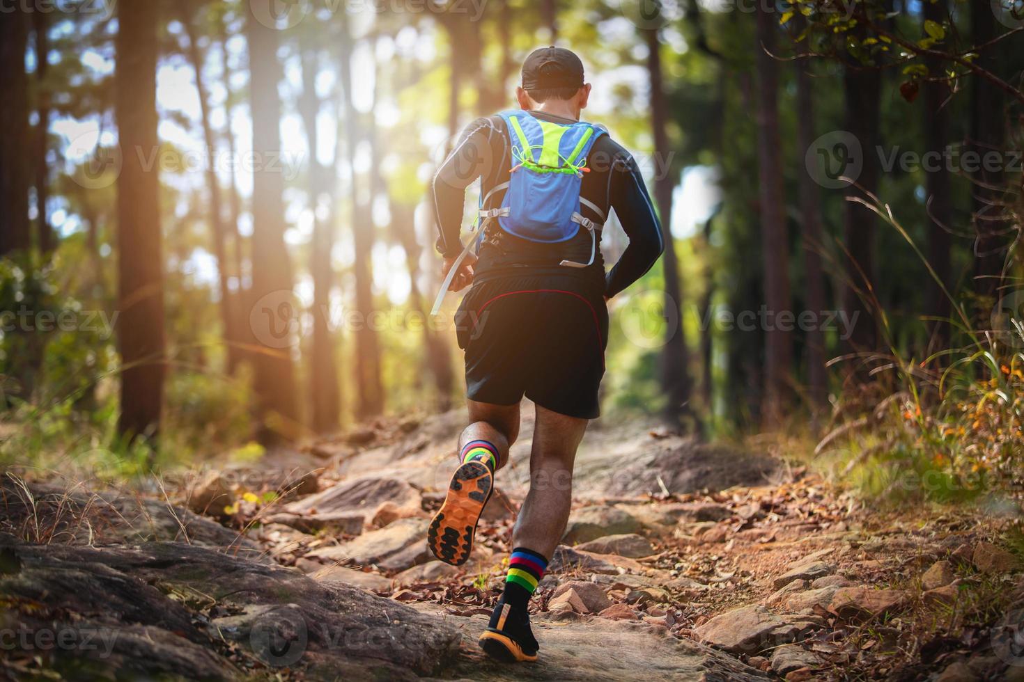 un hombre corredor de senderos. y pies de atleta con calzado deportivo para correr en el bosque foto