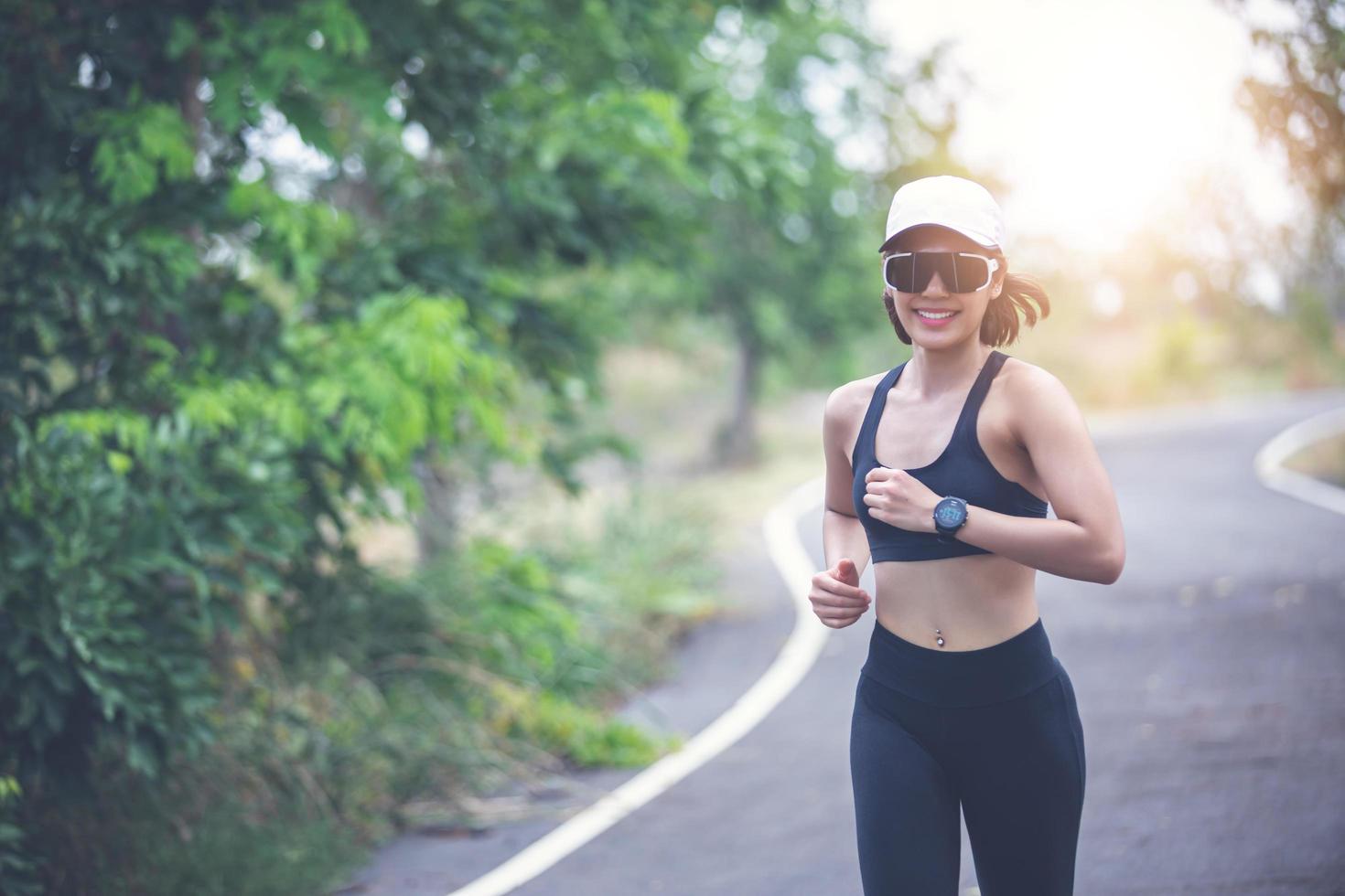 mujeres asiáticas corriendo y trotando al aire libre en la ciudad foto