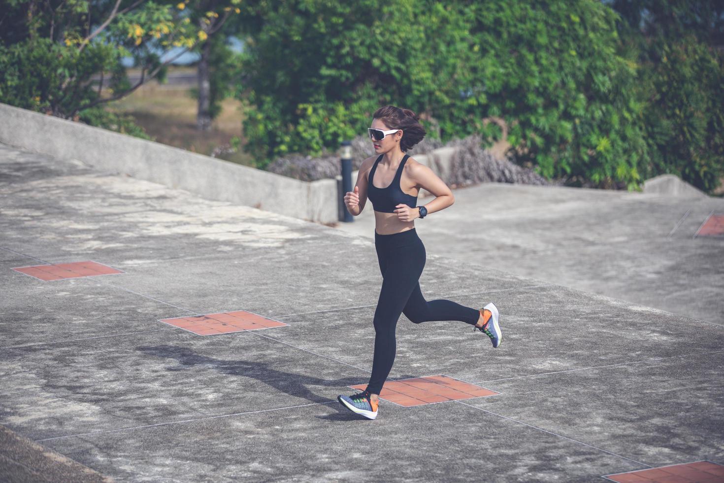 mujeres asiáticas corriendo y trotando al aire libre en la ciudad foto