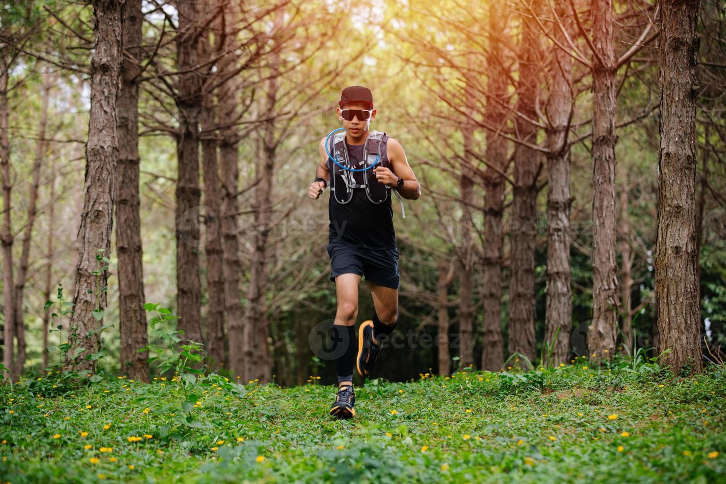 un hombre corredor de senderos y pies de atleta usando zapatos deportivos para correr en el bosque foto