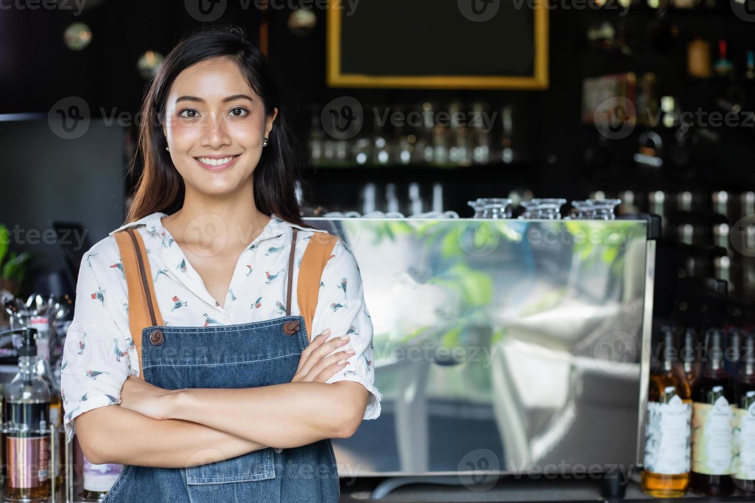 Asian women Barista smiling and using coffee machine in coffee shop counter - Working woman small business owner food and drink cafe concept photo
