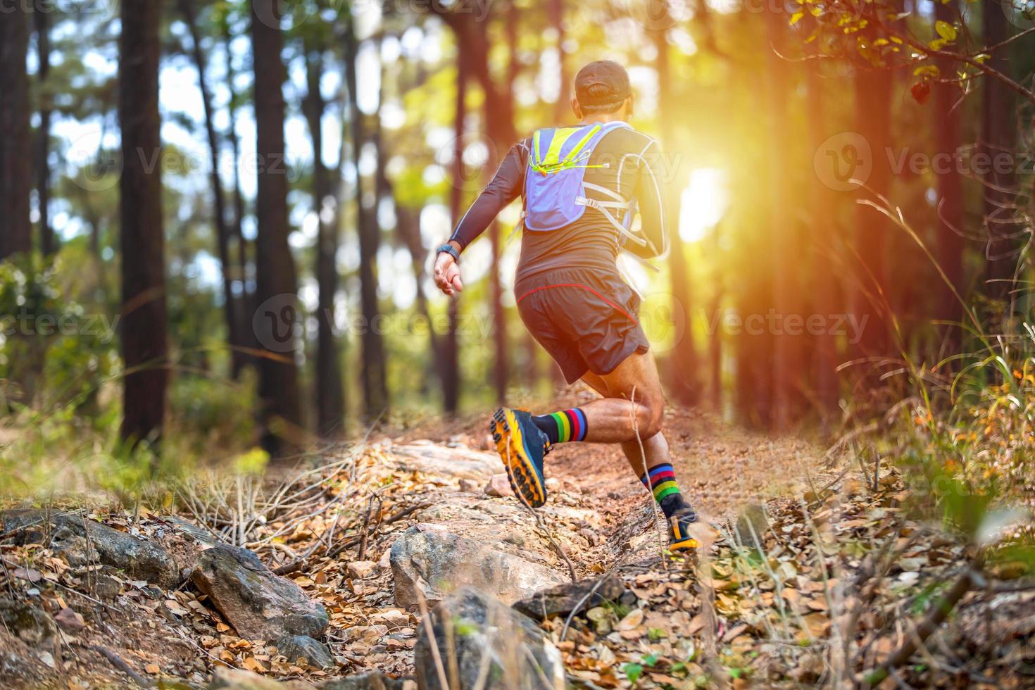 un hombre corredor de senderos y pies de atleta usando zapatos deportivos para correr en el bosque foto