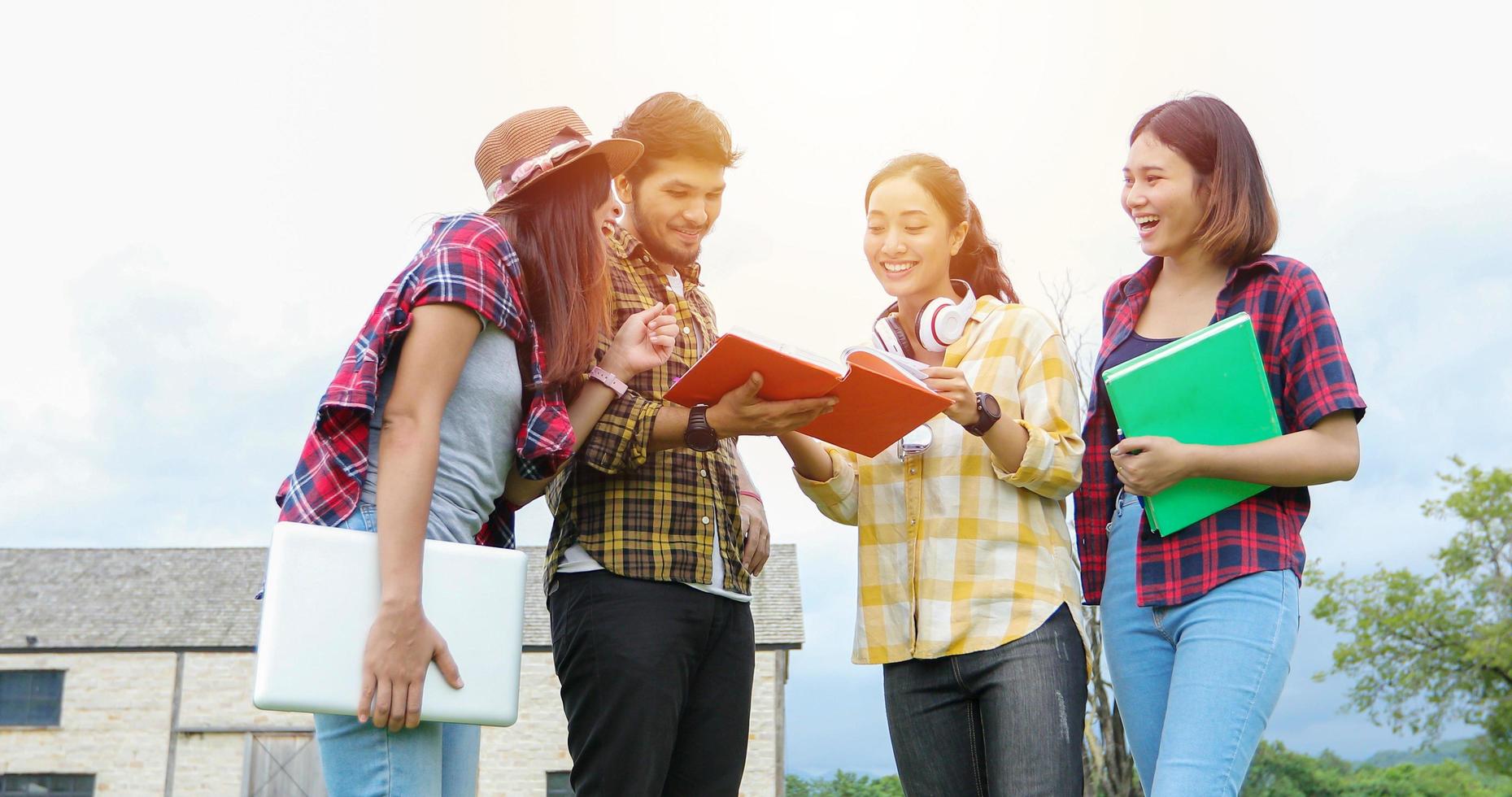 Los estudiantes en grupo sonríen y se divierten, también ayuda a compartir ideas en el trabajo y el proyecto. y también revisar el libro antes del examen al aire libre en el jardín. foto