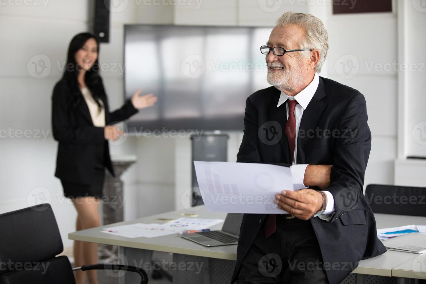 hombres de negocios con documentos para socios comerciales discutiendo y compartiendo ideas en reuniones y mujeres de negocios sonriendo felices por trabajar foto