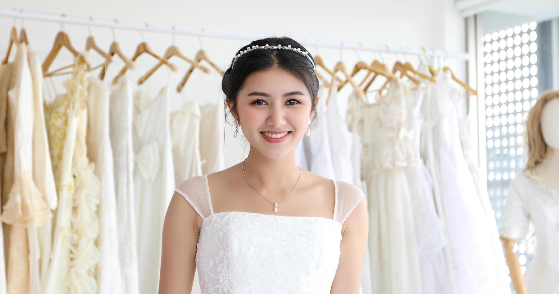 mujer asiática hermosa novia sonriente y feliz boda foto