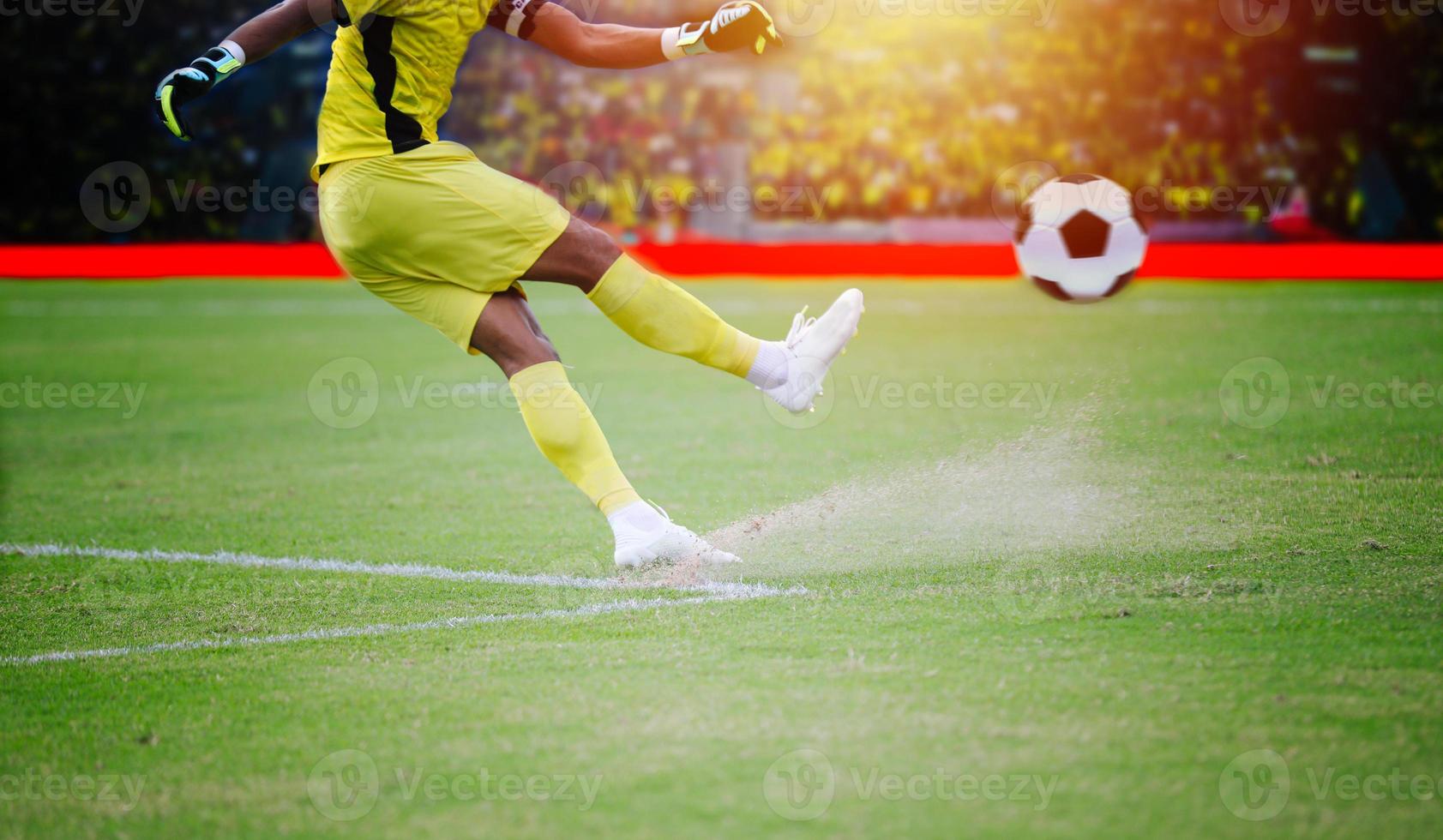 fútbol o jugador de fútbol de pie con la pelota en el campo para patear la pelota de fútbol en el estadio de fútbol foto