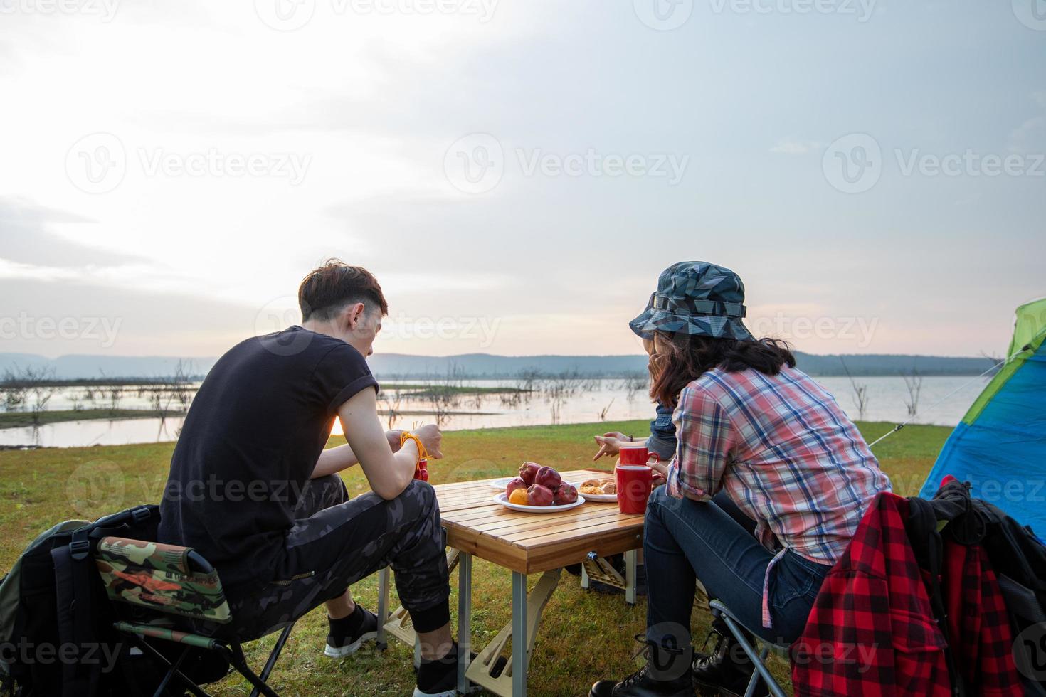 un grupo de amigos asiáticos tomando café y pasando el tiempo haciendo un picnic en las vacaciones de verano. son felices y se divierten en las vacaciones. foto