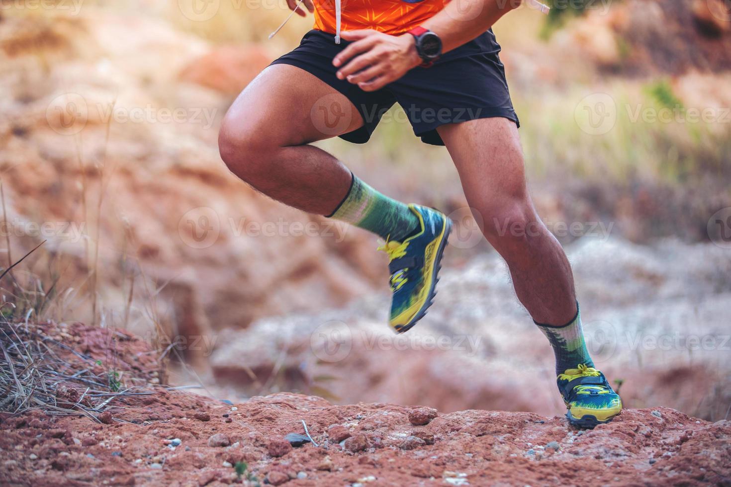 un hombre corredor de senderos. y pies de atleta con calzado deportivo para correr por las montañas foto