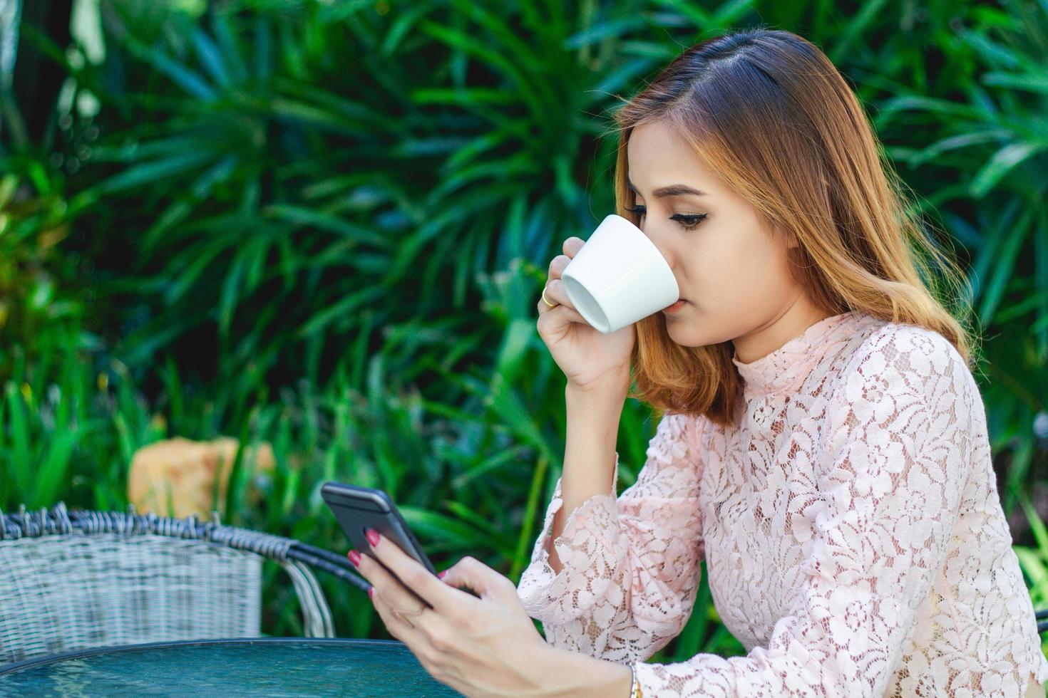 hombres y mujeres de negocios están usando teléfonos inteligentes móviles y táctiles para comunicarse y controlar a la gente de negocios en el fondo de la oficina foto