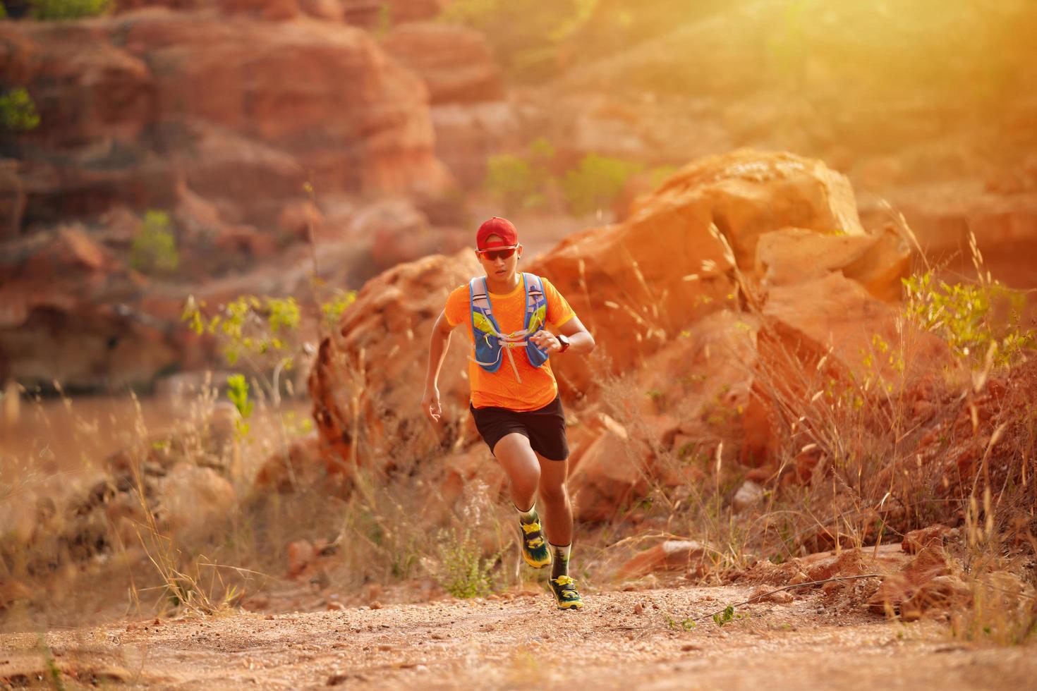 un hombre corredor de senderos y pies de atleta usando zapatos deportivos para correr en el bosque foto