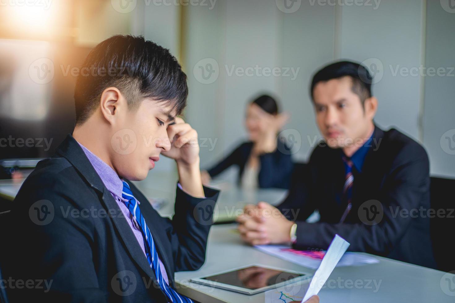 empresario serio sobre el trabajo duro hasta que el dolor de cabeza foto