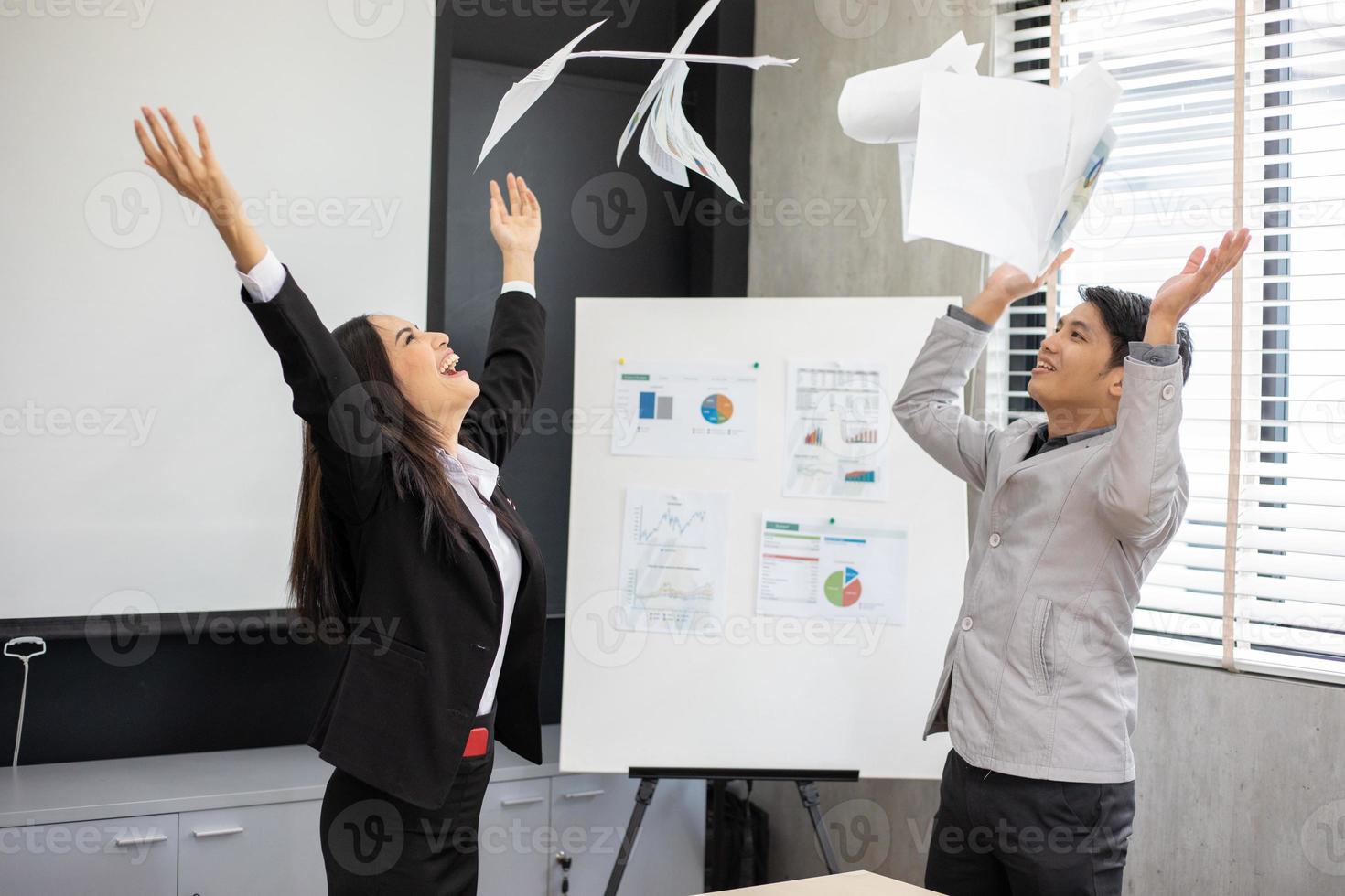 éxito de hombres de negocios y mujeres de negocios asiáticos y concepto ganador - equipo feliz con las manos levantadas celebrando el avance y los logros foto