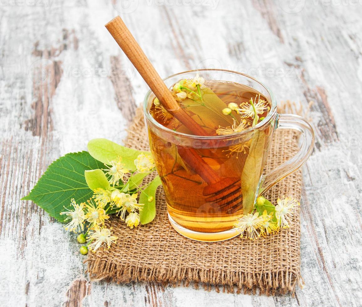 taza de té de hierbas con flores de tilo foto