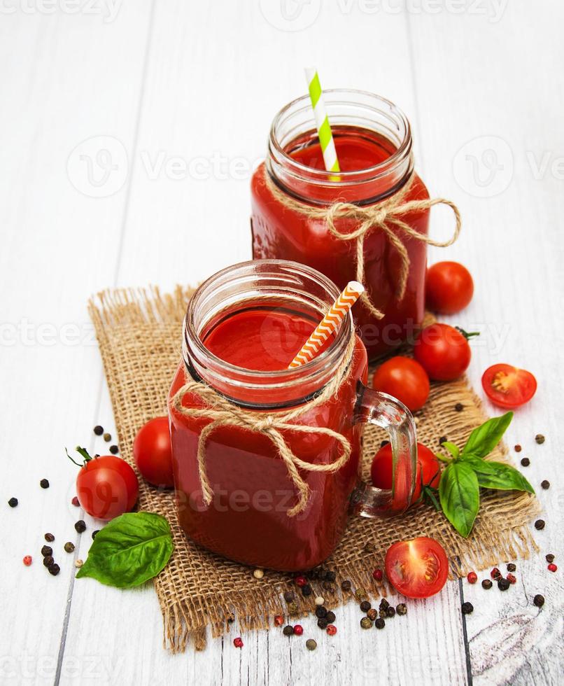 frascos con jugo de tomate foto