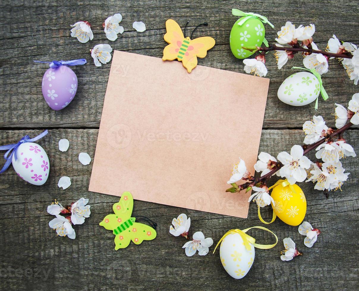 huevos de pascua y tarjeta de felicitación foto