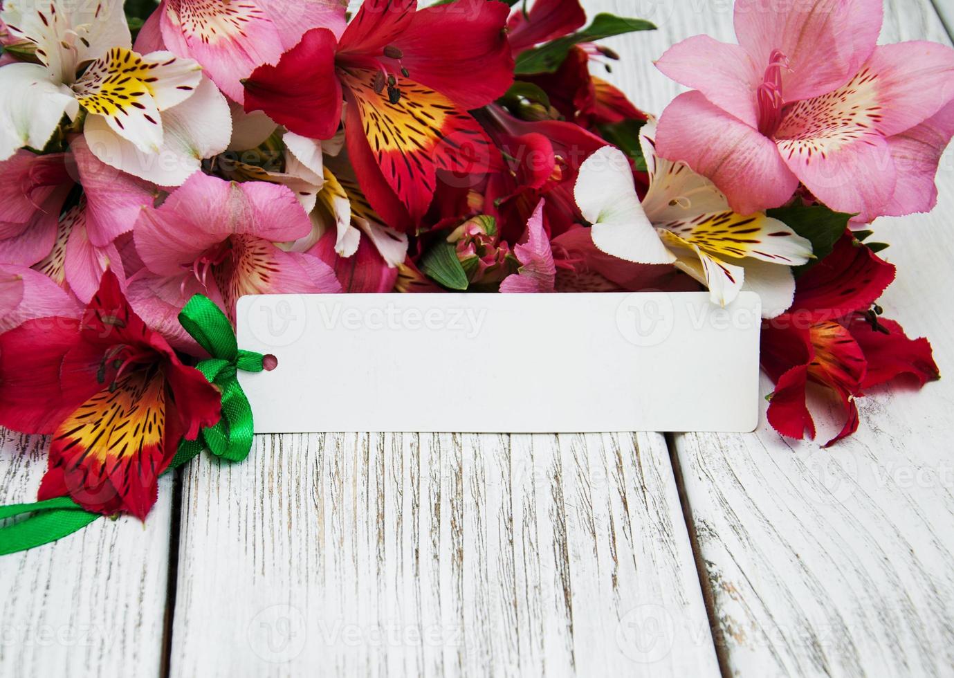 tarjeta de papel con flores de alstroemeria foto