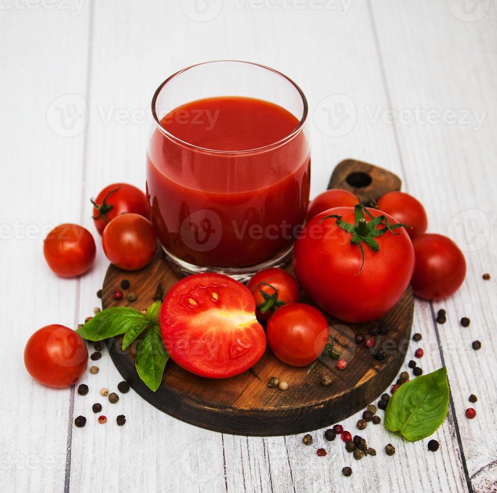 vaso con jugo de tomate foto