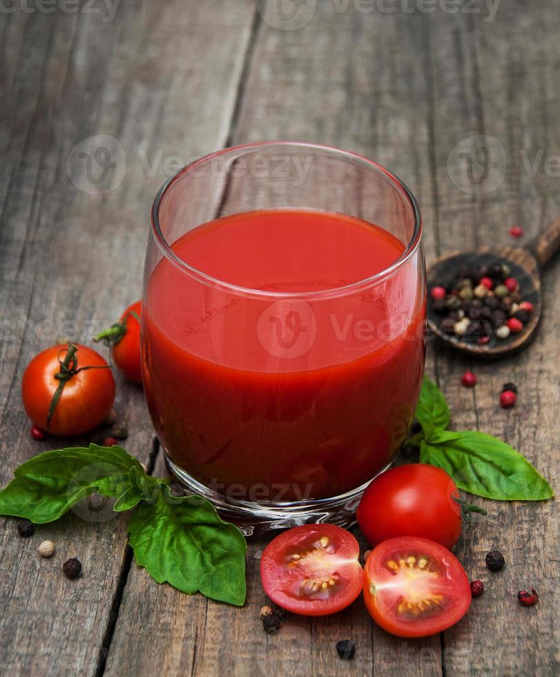 vaso con jugo de tomate foto