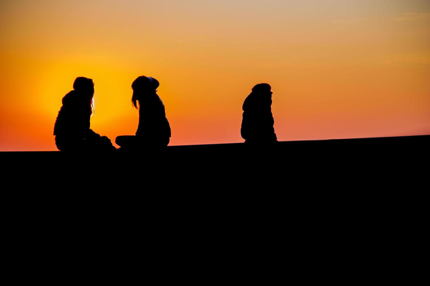 confidencias entre dos adolescentes al atardecer. foto