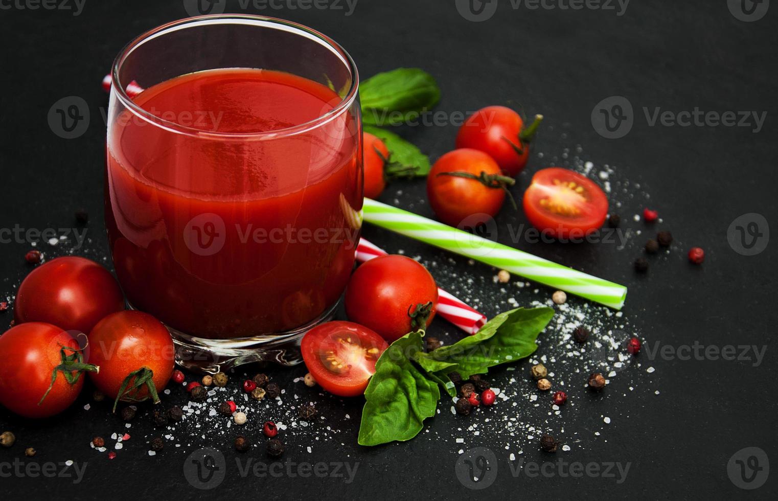 vaso con jugo de tomate foto