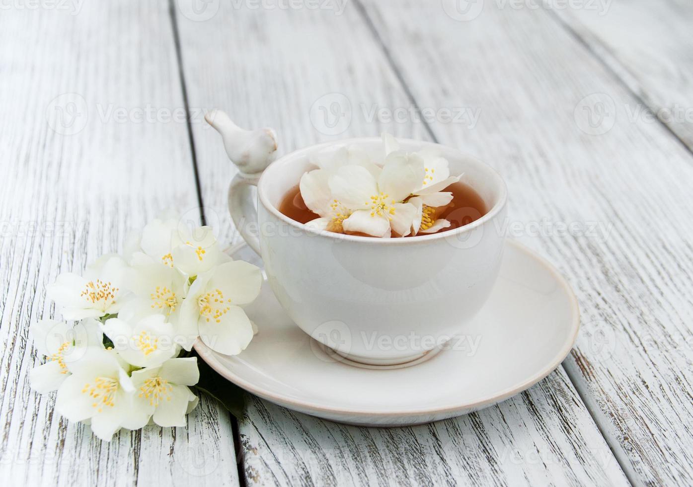 taza de té con flores de jazmín foto