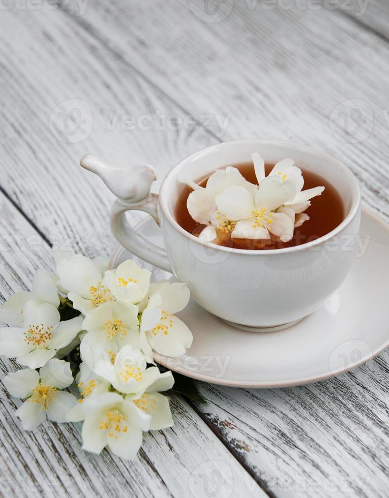 taza de té con flores de jazmín foto