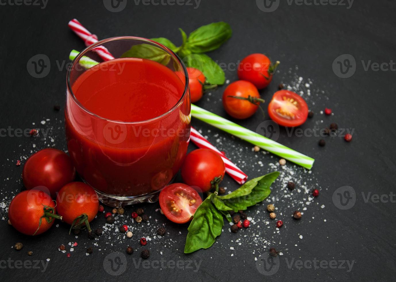 vaso con jugo de tomate foto