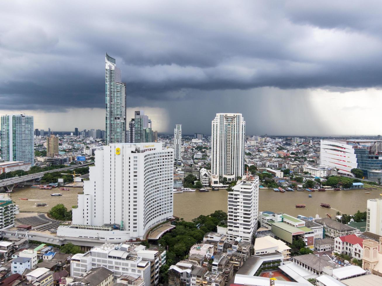 bangkoktailandia17 de septiembre de 2018vista de bangkok en la temporada de lluvias mirando más allá de la lluvia cae en la ciudad el 17 de septiembre de 2018 en tailandia. foto