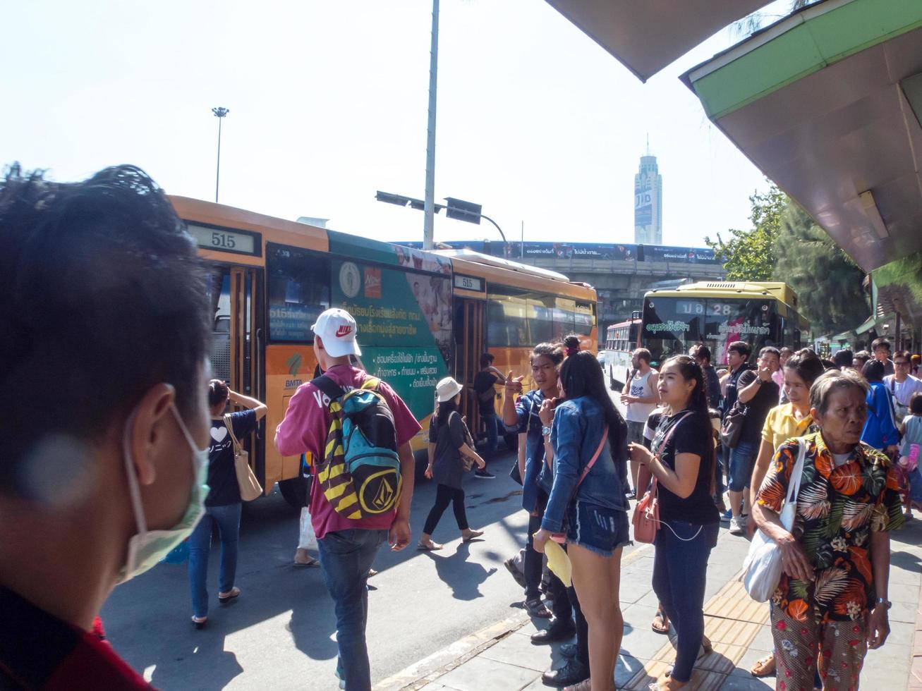 monumento a la victoria bangkok, tailandia, 31 de diciembre de 2018, los pasajeros esperan el autobús. en bangkok, tailandia, 31 de diciembre de 2018. foto