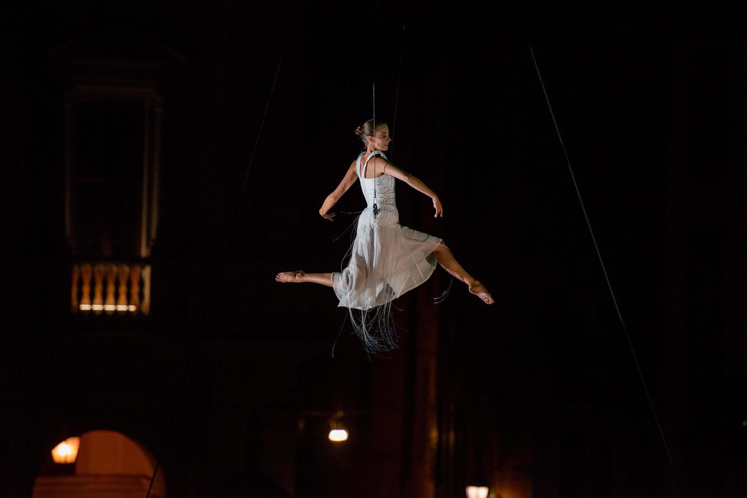 Bérgamo, Italia, 14 de septiembre de 2018, actuación de danza acrobática suspendida en el aire, actuación de molecoleshow foto