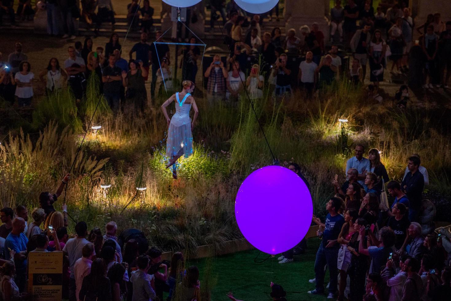 Bérgamo, Italia, 14 de septiembre de 2018, actuación de danza acrobática suspendida en el aire, actuación de molecoleshow foto