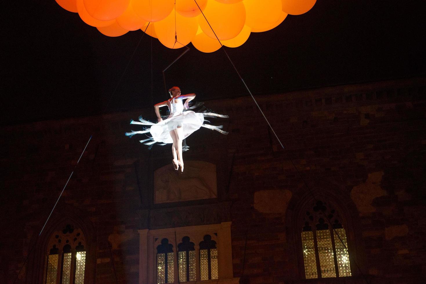 Bérgamo, Italia, 14 de septiembre de 2018, actuación de danza acrobática suspendida en el aire, actuación de molecoleshow foto