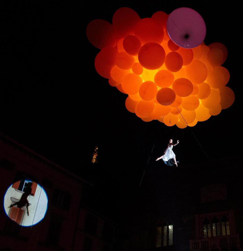 Bérgamo, Italia, 14 de septiembre de 2018, actuación de danza acrobática suspendida en el aire, actuación de molecoleshow foto