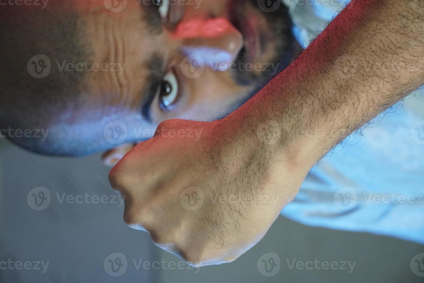 un hombre dando motivación por expresión sea fuerte y valiente foto