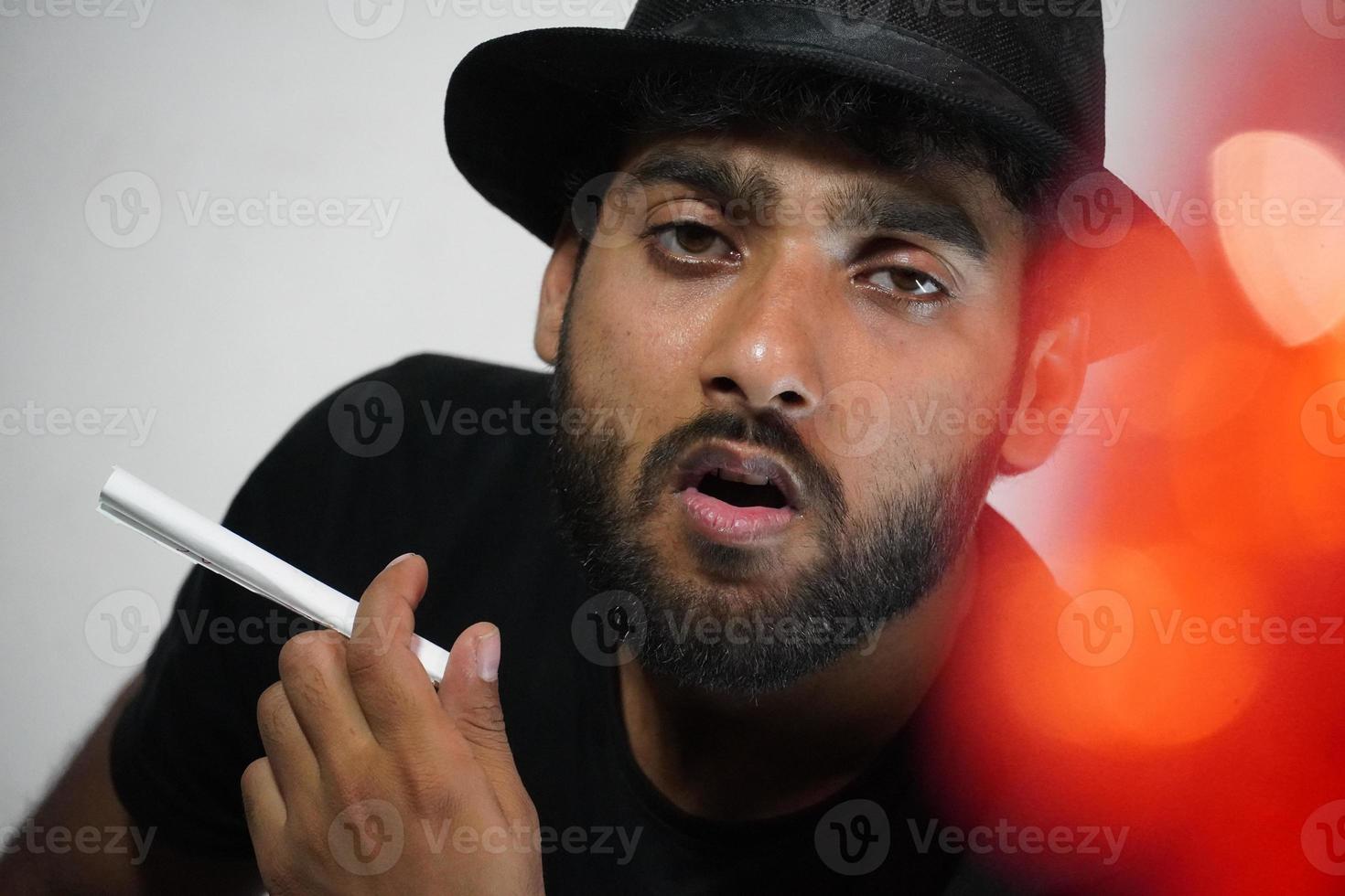 joven actor preparándose para su acto con gorra de director foto