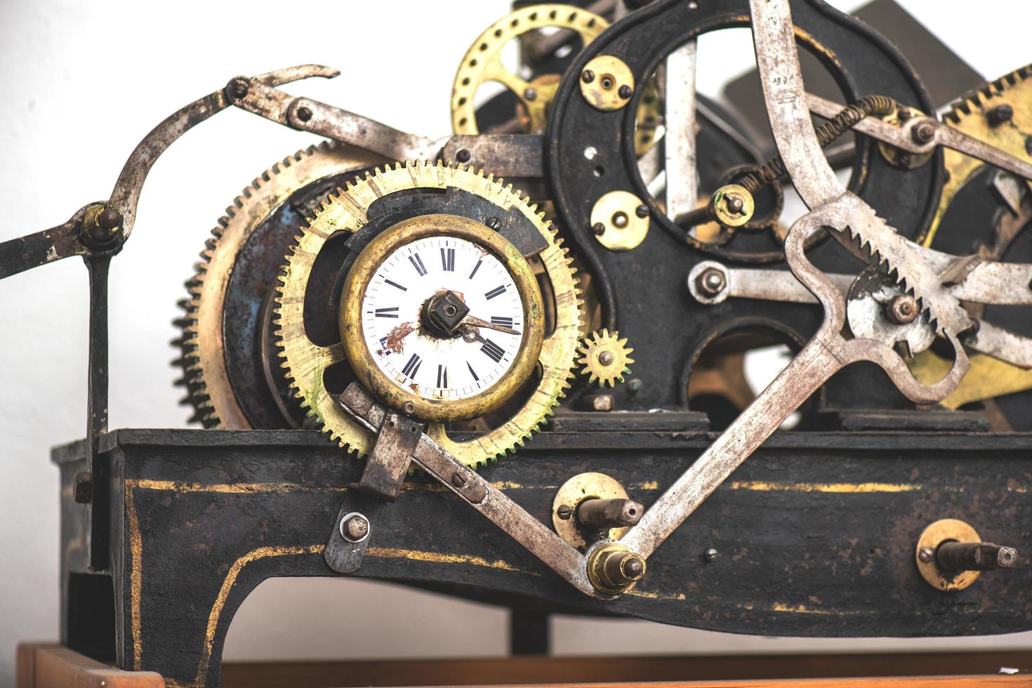 reloj antiguo que estaba en el campanario de una iglesia en el norte de italia foto
