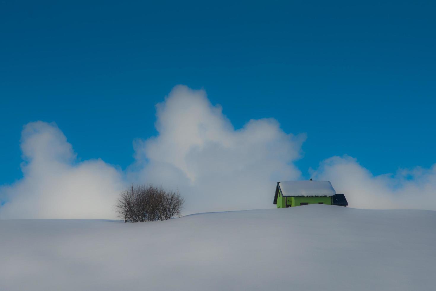 ermita aislada en la nieve foto