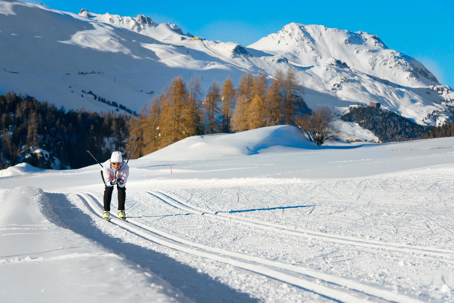 mujer practicando esquí de fondo foto