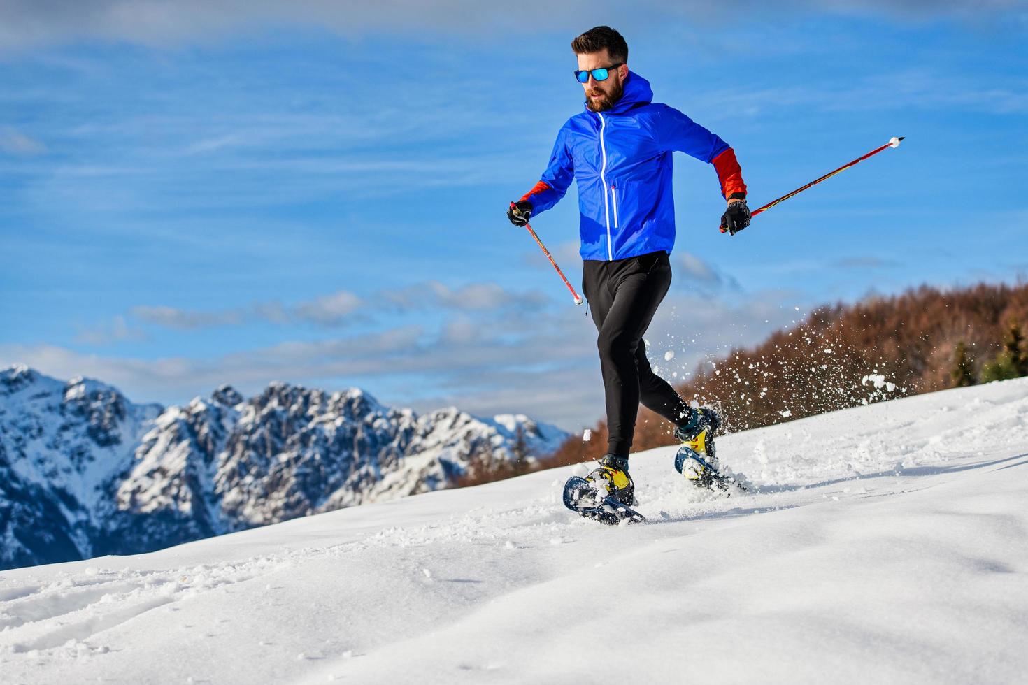 raquetas de nieve cuesta abajo un atleta durante un entrenamiento foto