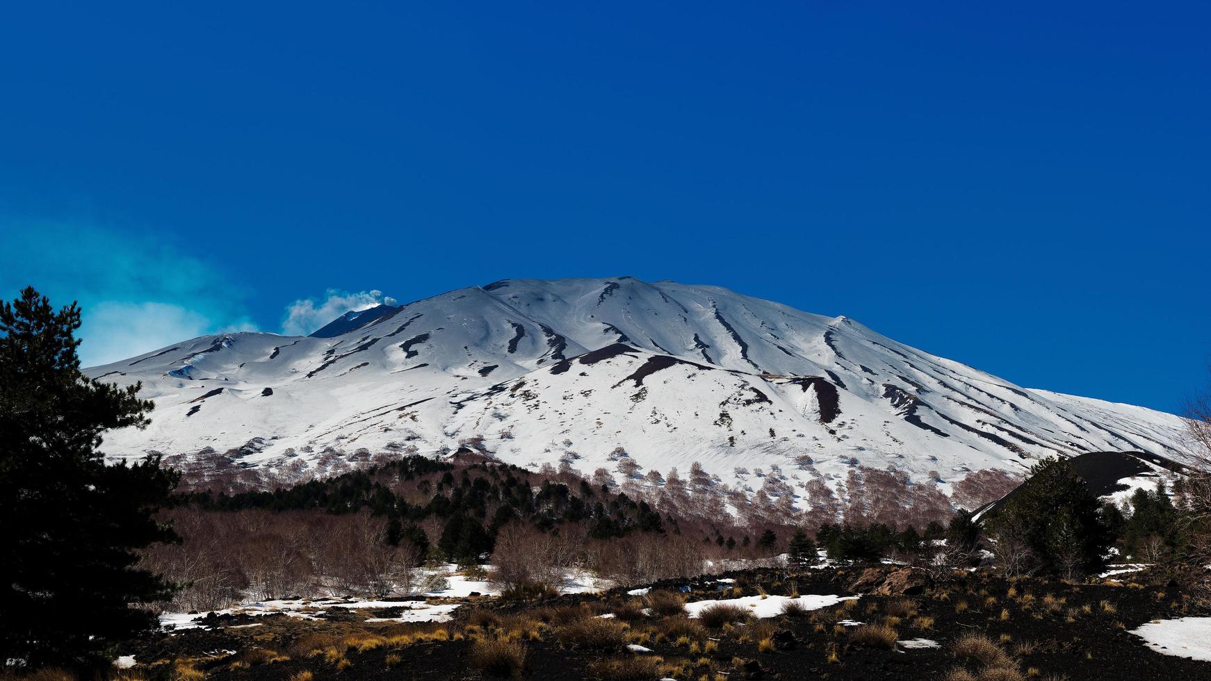 volcán etna en sicilia italia ladera norte cubierta de nieve foto