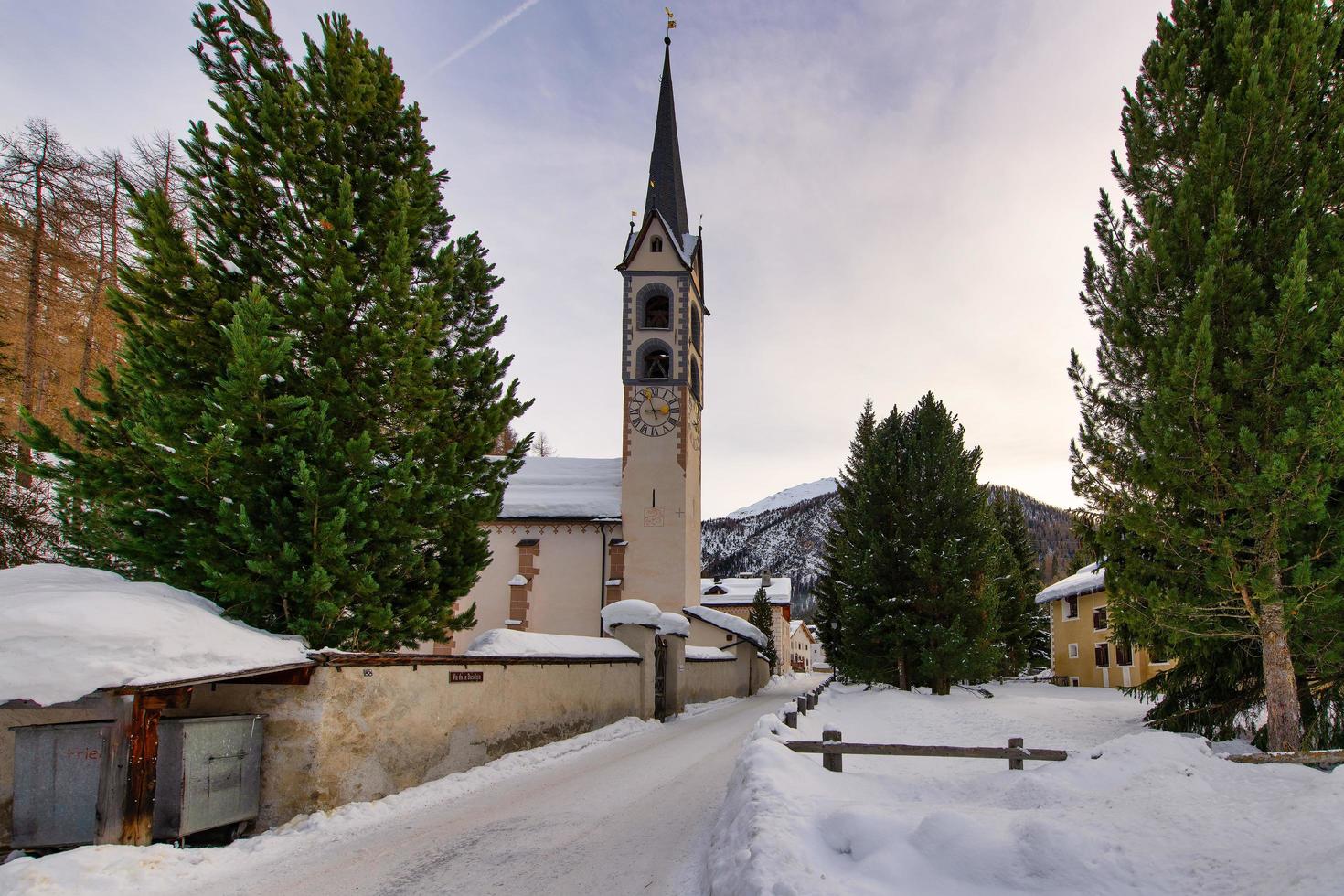 pueblo de la punt-chamues en el valle de engadina suiza foto