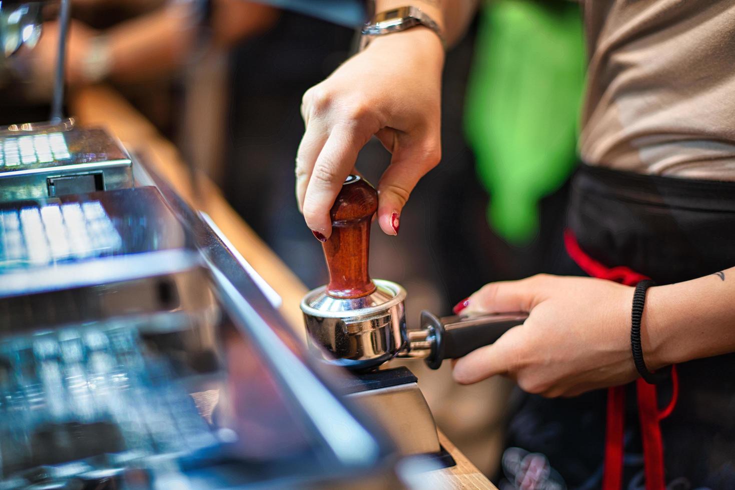 presión de café de un camarero antes de la preparación foto