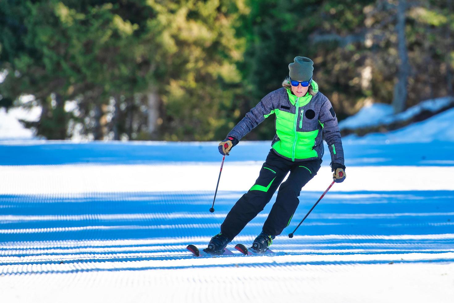mujer profesora de esquí en acción durante un ejercicio foto