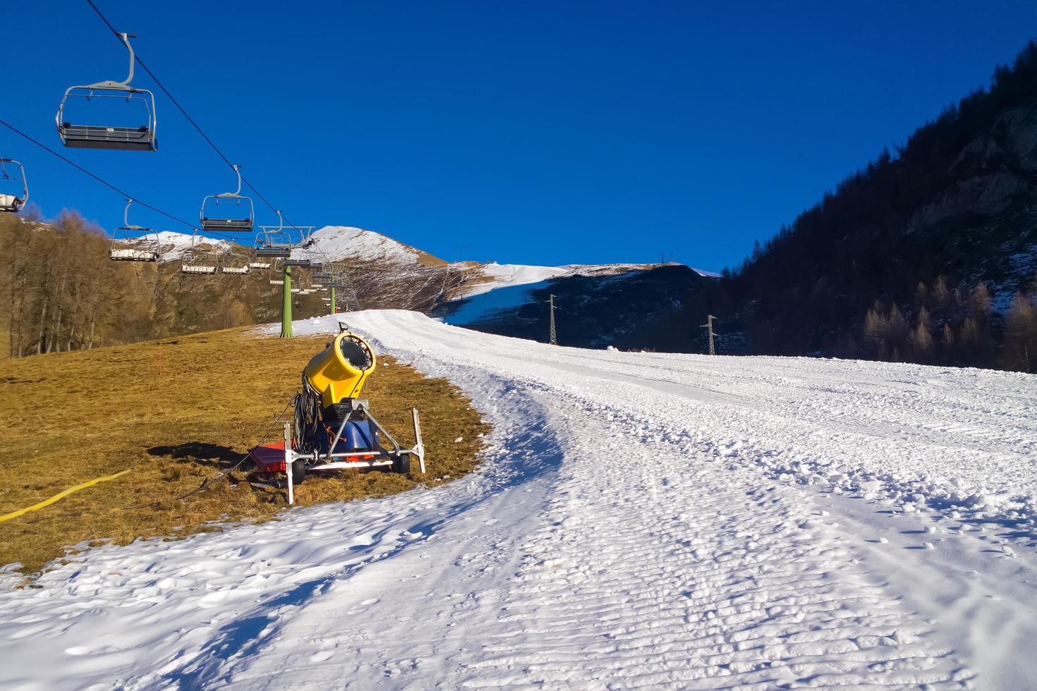 Snow cannon off to hot temperatures photo