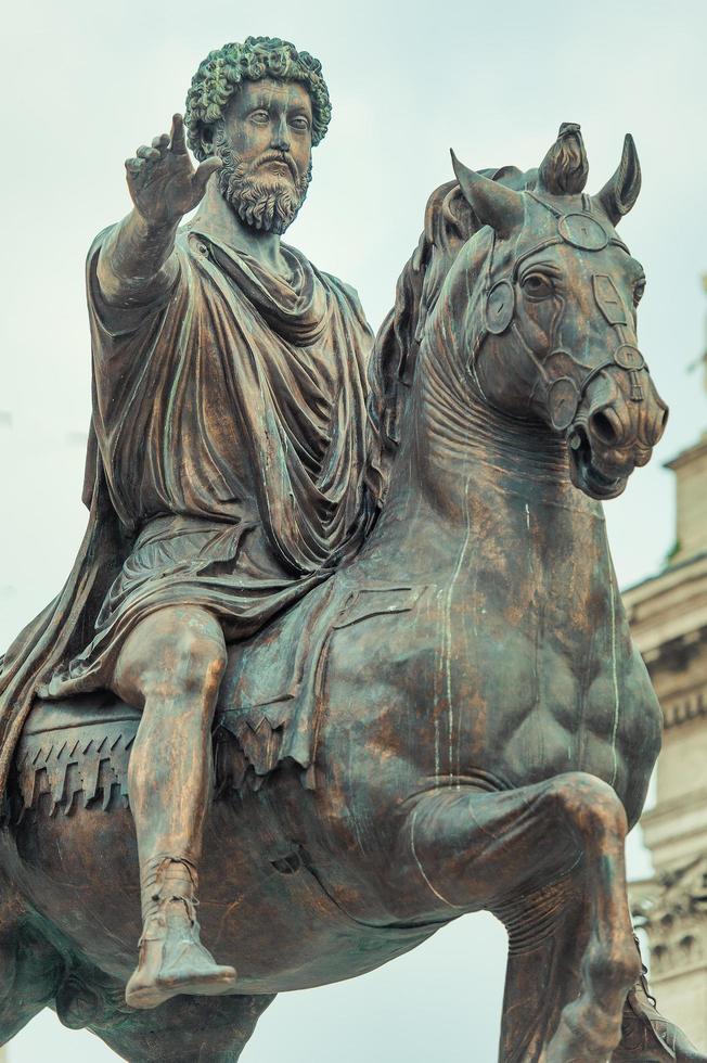 la estatua ecuestre de marco aurelio, en el centro de la plaza camidoglio foto