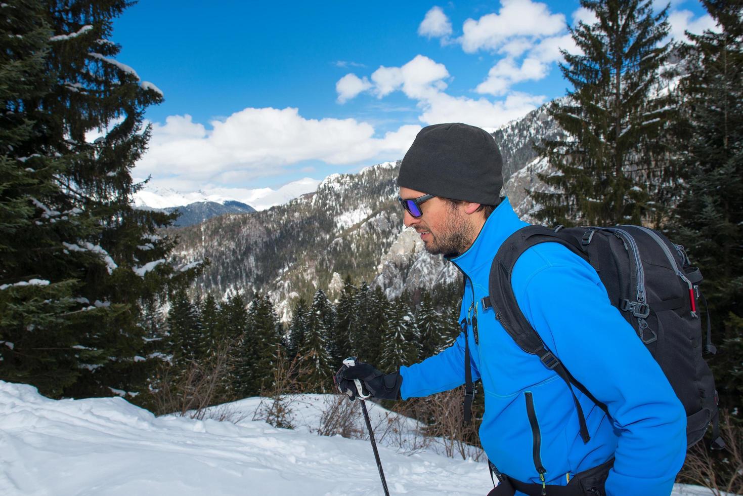 hombre durante una caminata en las montañas en invierno foto