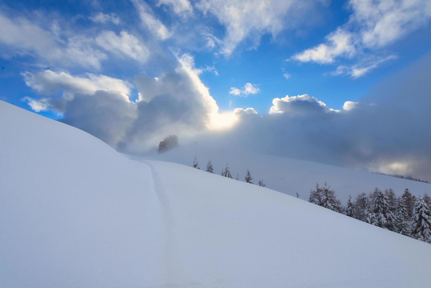 sendero de esquiador montañero después de fuertes nevadas en los alpes foto